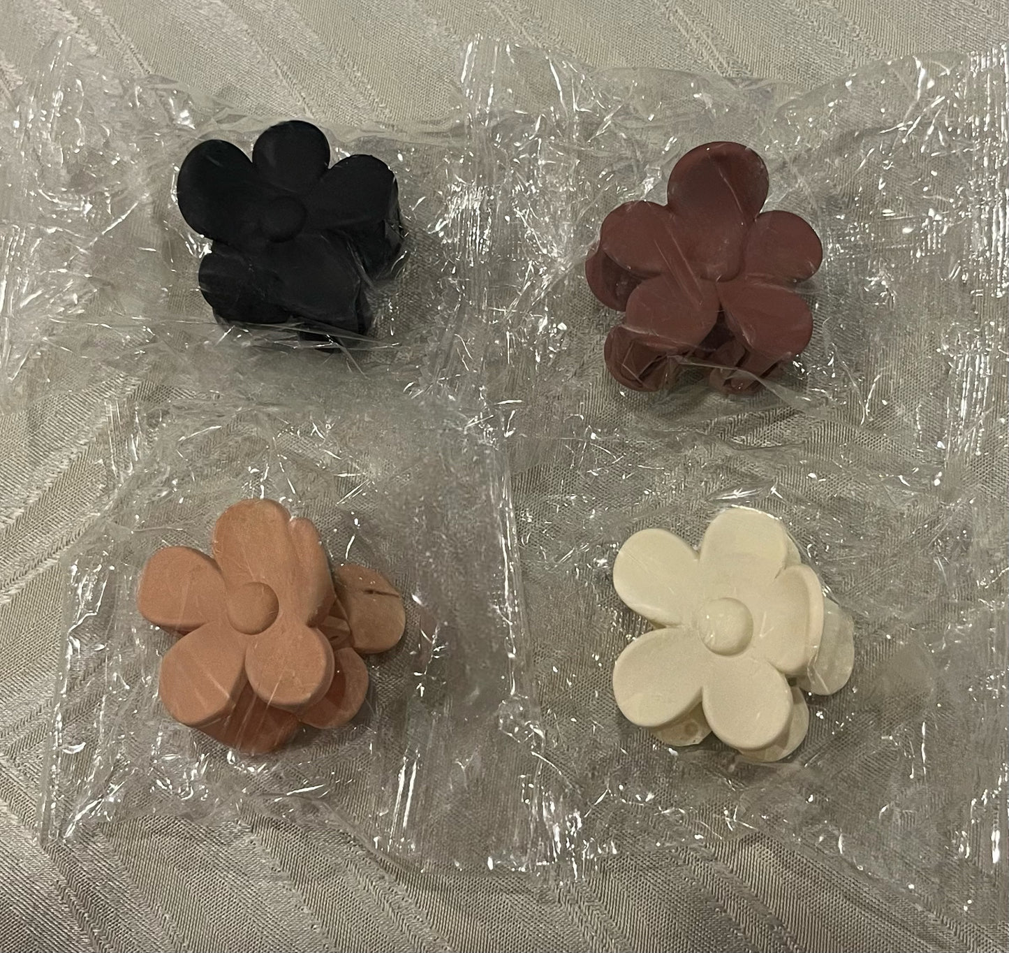 . Mini Matte Daisy Claw Sets .